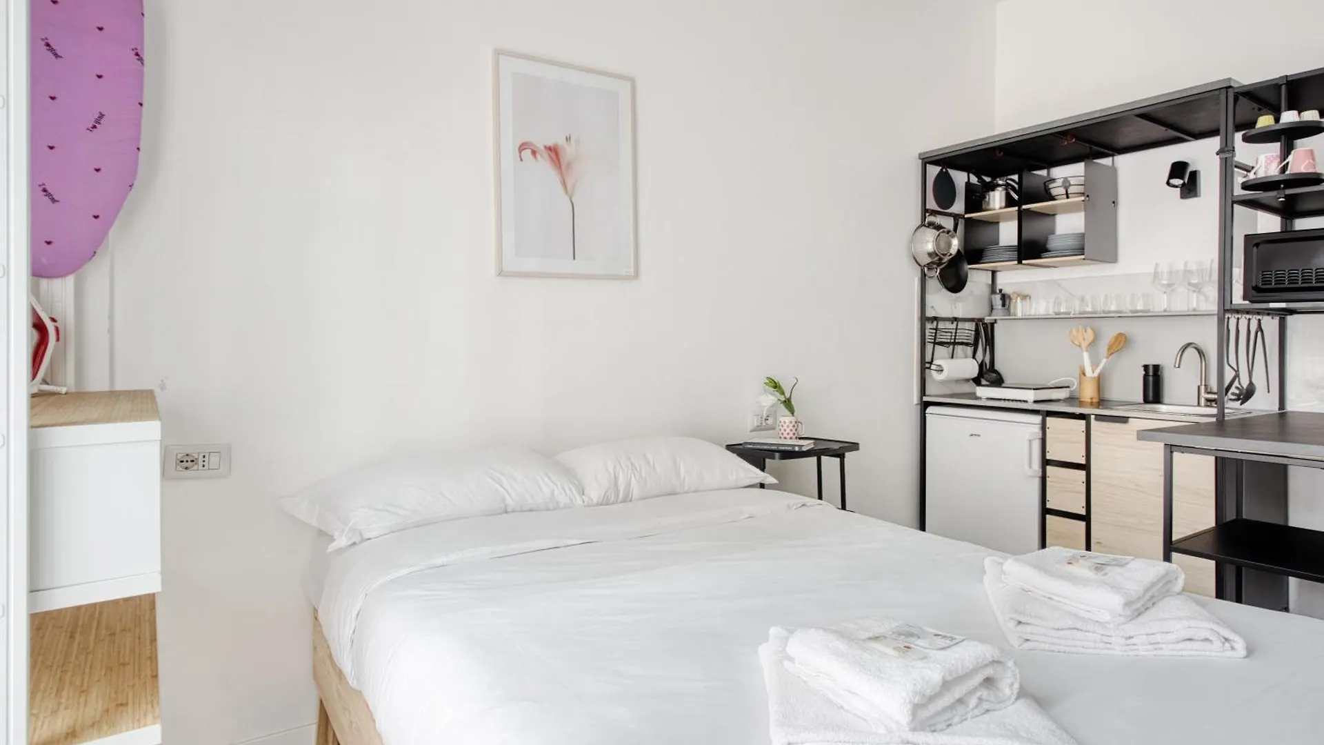Joivy Elegant Double Studios Near Subway Station Milan Apartment