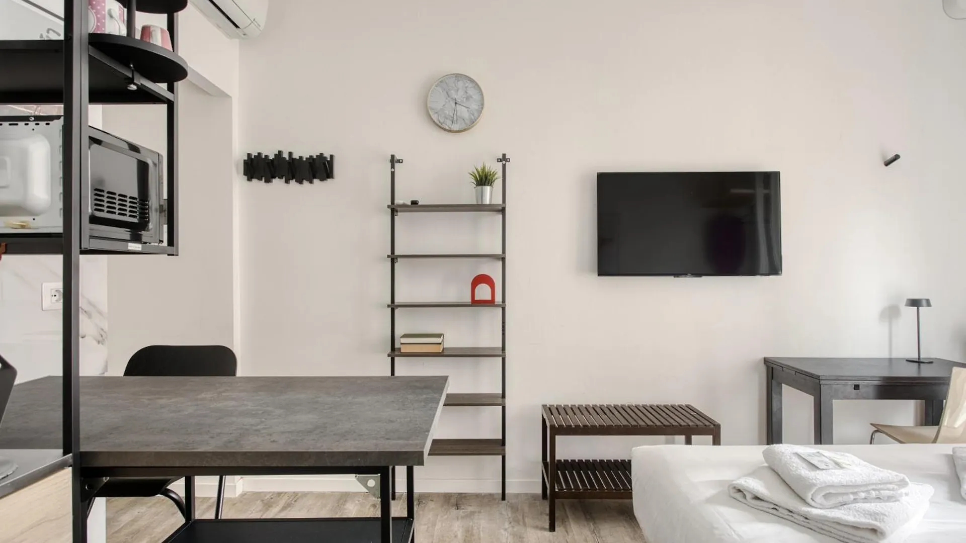 Joivy Elegant Double Studios Near Subway Station Milan Apartment