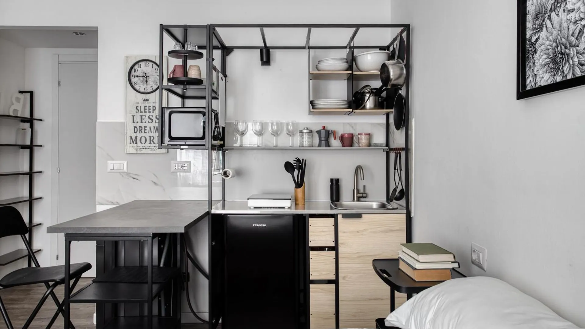 Joivy Elegant Double Studios Near Subway Station Milan Apartment